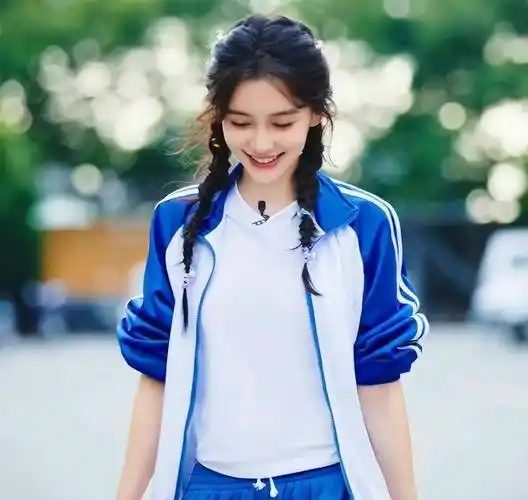 女高中生穿白丝袜配超短裙,风格甜美青春可人,评论区却恶意满满_校服