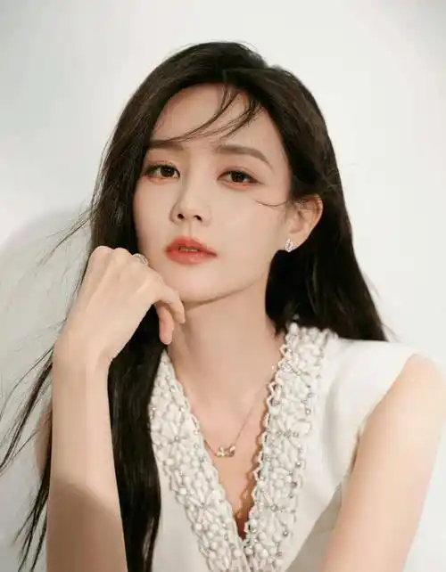 李一桐个人造型集:清新秀丽,甜美可爱