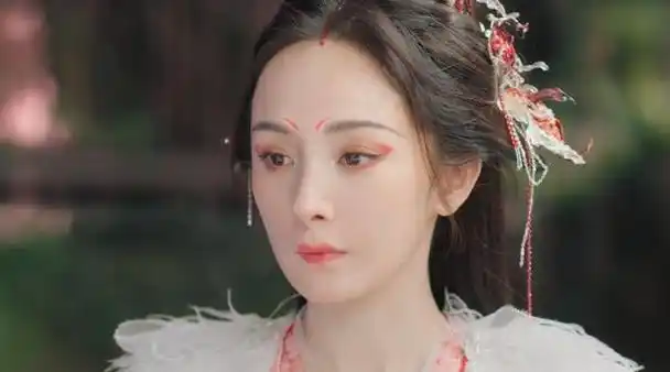 全程张不开嘴,表情僵硬,37岁杨幂带来流量女王"教科书式"演技