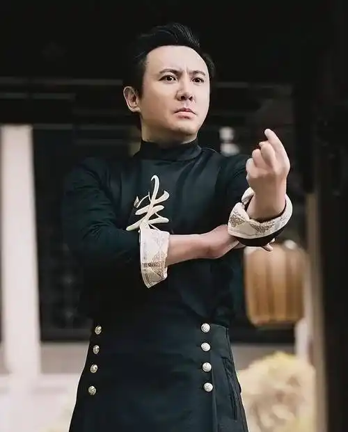 沈腾一家三口度假被偶遇,夫妻俩有说有笑,网友:王琦胖成贾玲