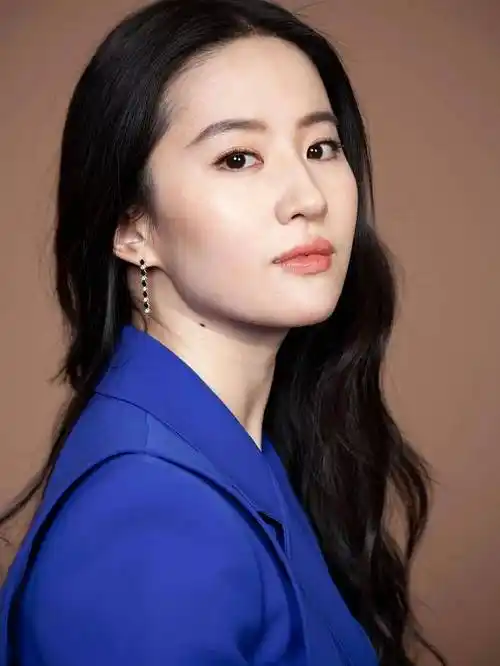 刘亦菲10月拍摄写真,嘴角暗沉都没修掉,但皮肤状态真的很好了_花木兰