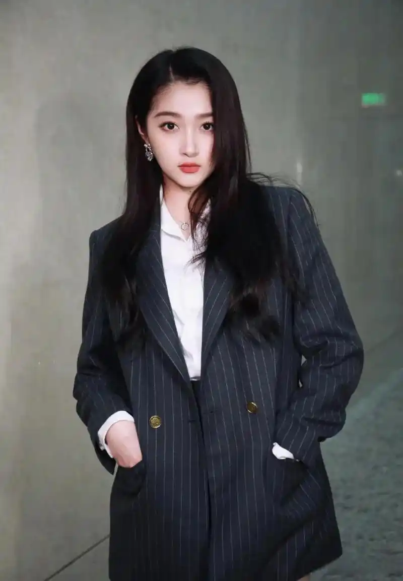就问你关晓彤这身职业装你喜不喜欢,修身的职业装,又酷又飒,一双修长