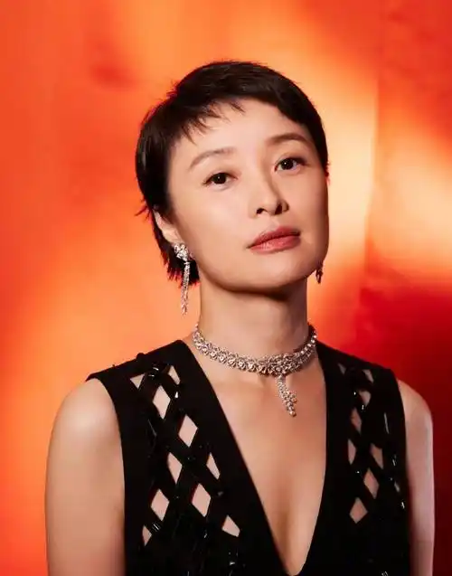 吴越自然变老有多美,皱纹明显身材也臃肿,但气质却很迷人_审美_造型