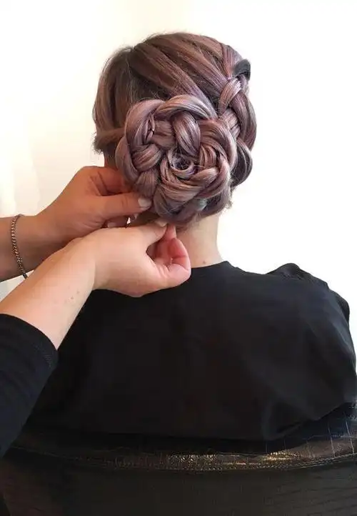 step6:将编好的法式辫在后脑勺盘出一个好看的发髻.