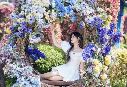 杨超越花海大片出炉穿白色公主裙浪漫俏皮尝试挑染发色真个性