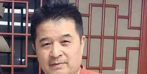 64岁毕福剑农村修三轮, 戴草帽挂毛巾, 网友直呼, 不如农村老大爷