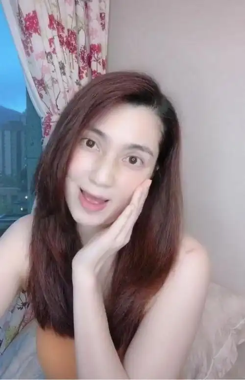 49岁洪欣真放得开,穿橙色吊带素颜出镜自信满满,身后窗帘好复古