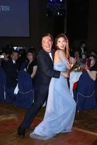 才华洋溢女神林志玲与爸爸共舞华尔滋