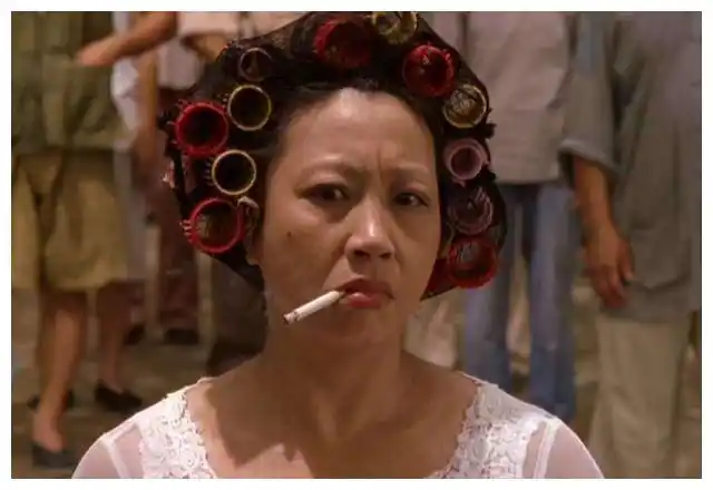 "包租婆"称年轻时是校花,本以为开玩笑,看照片发现竟是邦女郎