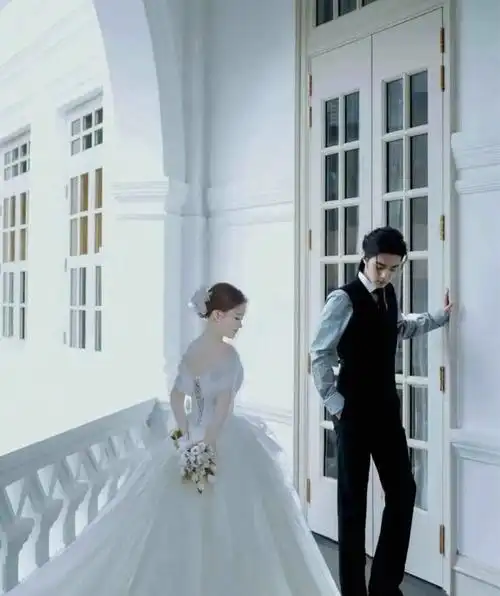原来,这两天肖战的一些婚纱照在网络上满天飞舞,全都是粉丝们p的图