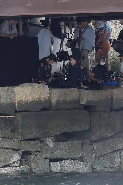 蜘蛛夫人全新片场照曝光夫人落水浑身湿透