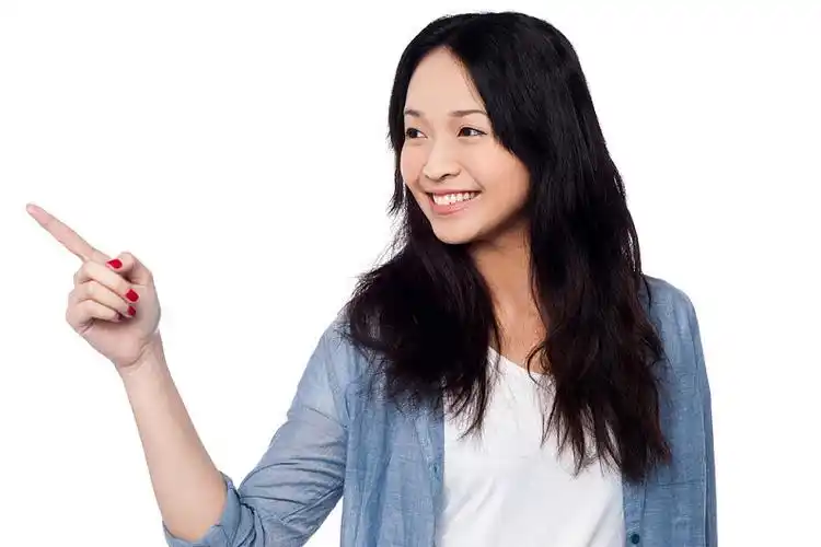 年轻_中国人_女孩_指向_看_户外_可爱_亚洲人_模特_隔绝_上方_白色