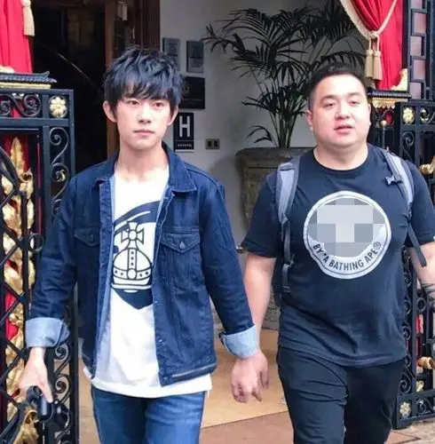 在他身边总会有一位胖胖的男生,他就是大家口中的易烊千玺助理"胖虎"