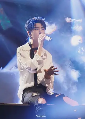 8.11王俊凯周年演唱会 cr.logo