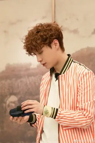 张艺兴#张艺兴卷发# 这小绵羊卷儿,发量蓬蓬,我也是慕了,国际蜂一夕