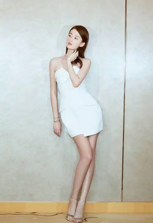 一字肩的礼服很好的勾勒出乔欣的身材,全身上下没有赘肉,乔欣的好身材