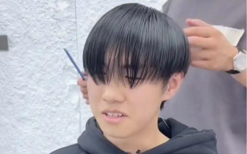 小哥说以前都被剪成锅盖头这次想做个王俊凯同款发型