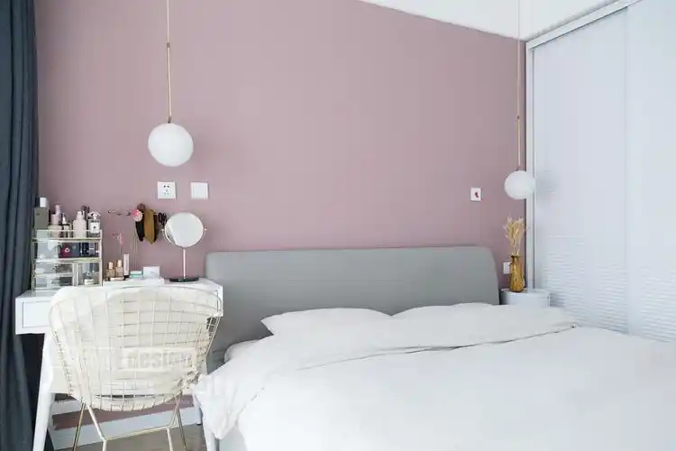 用饱和度低的粉色刷了一面豆沙粉的墙,与白色完美融合.