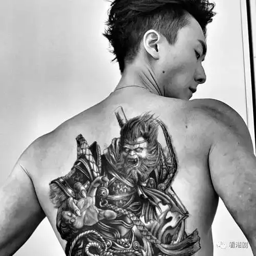 社团头目二代王浩信晒霸气纹身