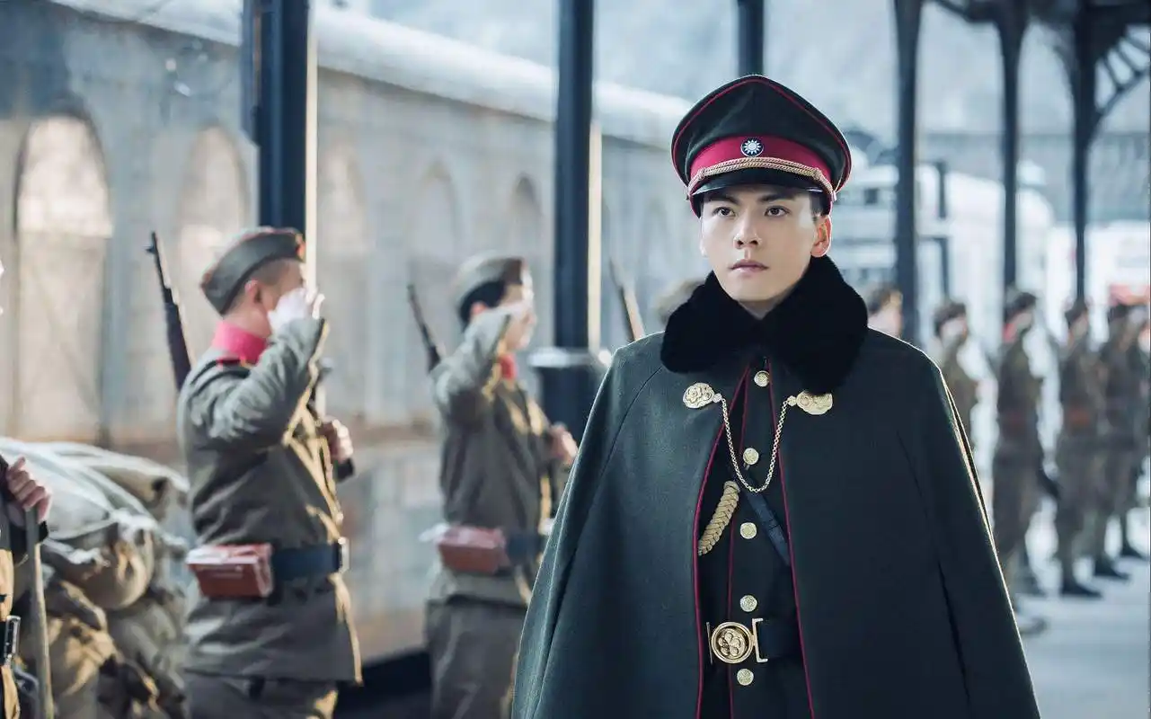 还记得老九门的九爷吗?依然是那么帅气,如今出演战神纪