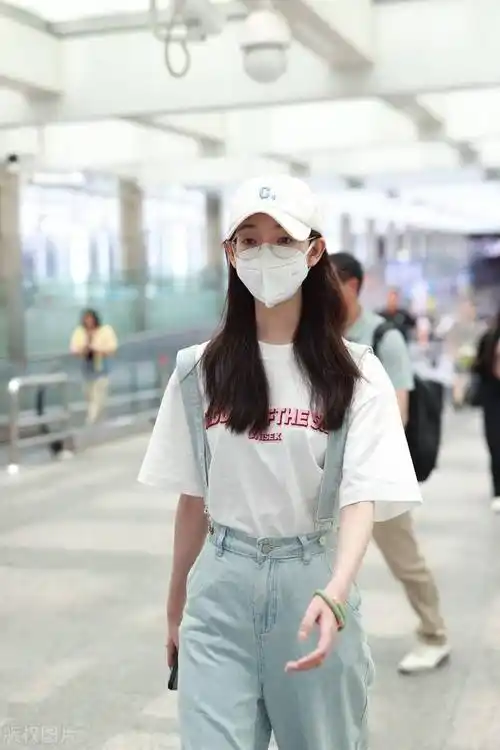 陈瑶街拍:棒球帽下金色长发靓丽夺目_机场_北京
