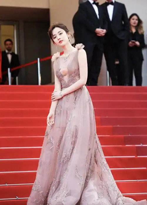 古力娜扎有料又放得开穿薄纱连衣裙好性感前后v领开到腰