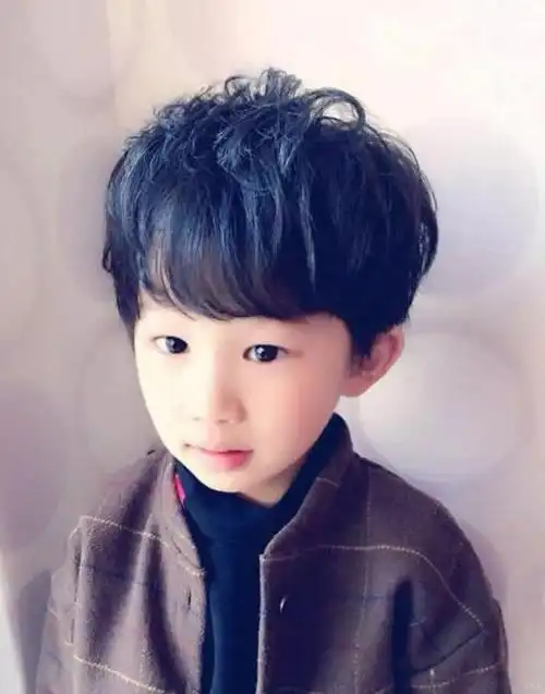 特别容易出汗,帅气三七分发型无论大人还是小男孩立马变成霸道总裁