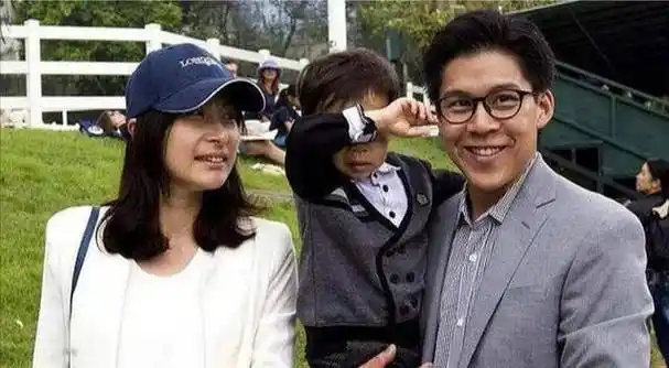 朱玲玲二婚嫁对人,次子霍启山晒母子合照送祝福,38岁仍未婚_霍启刚