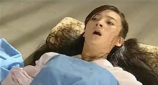 这个擦擦洗洗就不是擦擦洗洗孕妇了,古代产婆要不断地替产妇擦洗血水