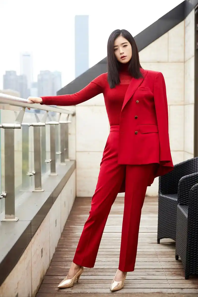 蒋欣,时尚打扮突显成熟女性魅力