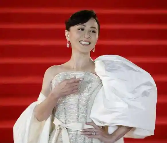 香港金像奖颁奖典礼:刘嘉玲穿龙虾礼服成焦点,引人瞩目