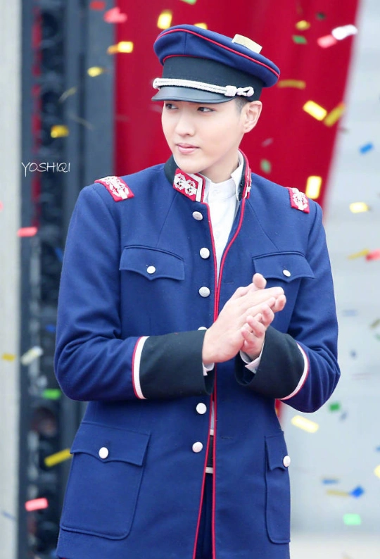 吴亦凡军装照 想和你一起穿越民国