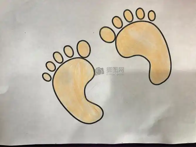 宝贝们认真的在画自己的小脚丫呢,咦小脚丫是不是七彩的呢?