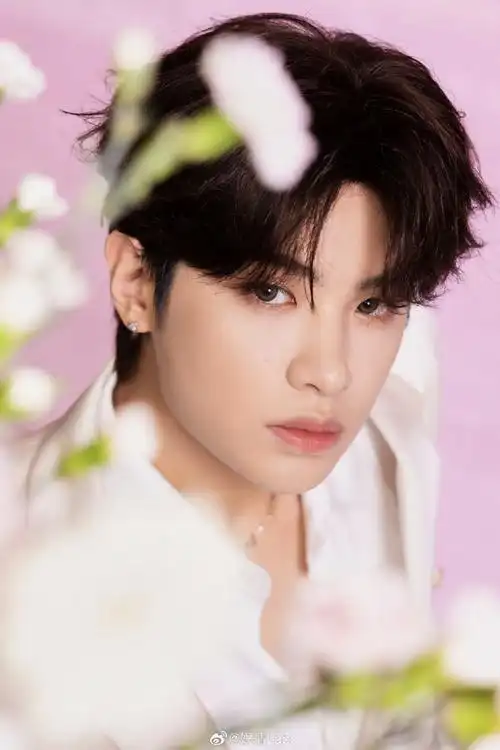 黄明昊花团锦簇写真##黄明昊白西装