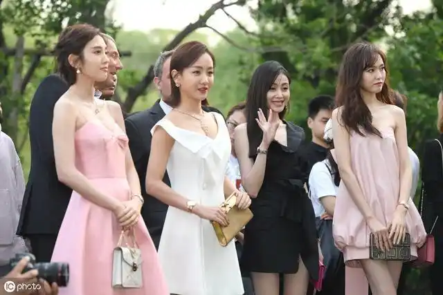 女星杨蓉活动照,第一张穿婚纱很有魅力