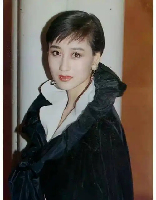 李连杰晒妻子近照,61岁利智衰老似奶奶,62岁黄秋燕依旧美艳动人_时候