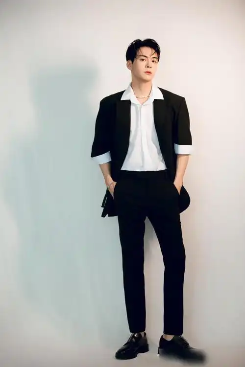 曾舜晞的西装搭配很有儒雅范年轻时尚有着无邪般的青春活力