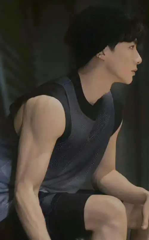 白敬亭 低胸内搭#白敬亭绝对是是内娱最会健身的男明星白敬亭超话|请