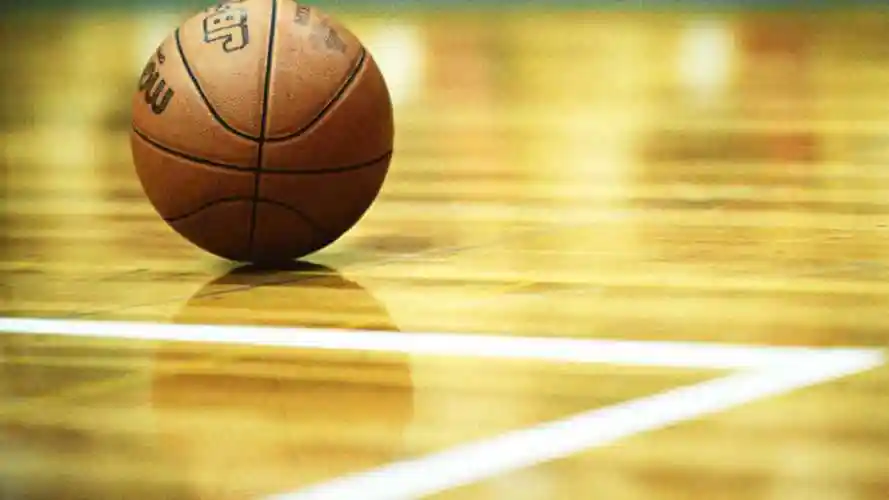 今日份篮球文案:打篮球的男孩不是都个性开朗比如我就有许多悲伤!