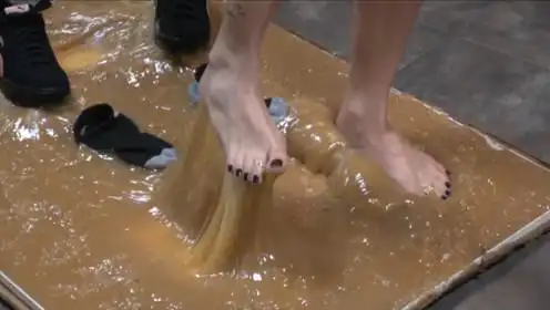 世界上最强的胶水有多牛?美女作死一脚踩下去,结果肠子都悔青了!