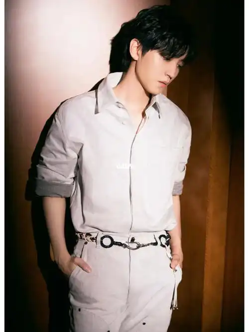 王俊凯工作室又又又发帅照了