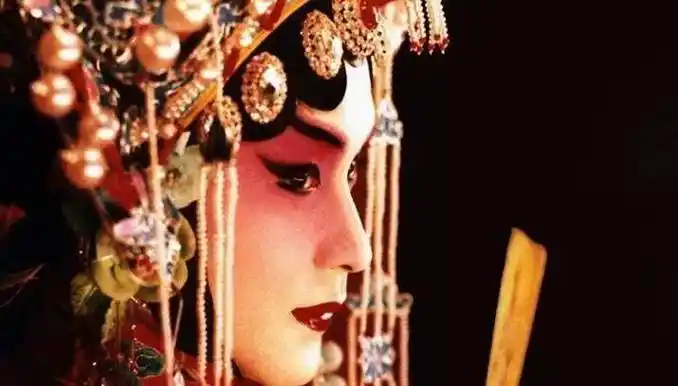 霸王别姬杀青宴上,张国荣怒吼:你再敢打她,我找人收拾你_因为_电影_中