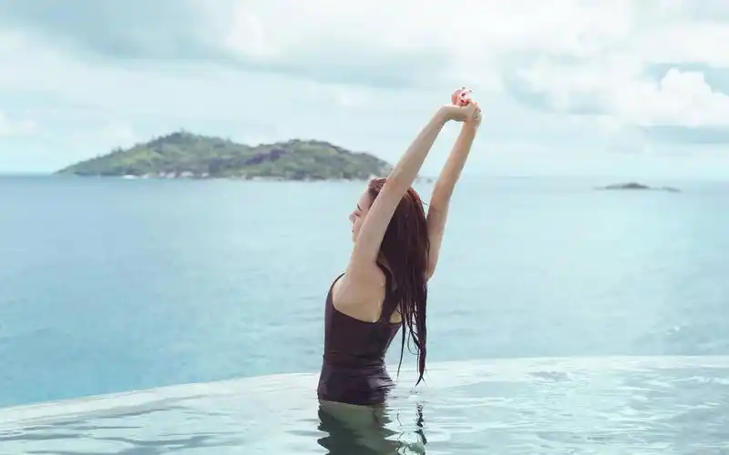 【迪丽热巴】穿着泳装的热巴好美!慢游全世界第三季泳池拍摄花絮送上