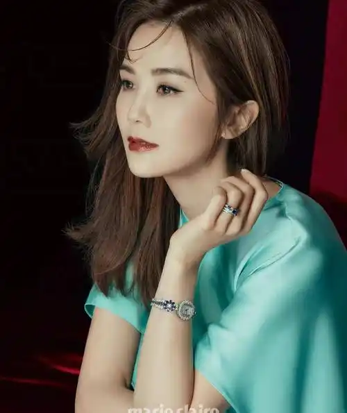 写真大片,穿红色透视衬衫大秀锁骨,皮肤光滑似冻龄_蔡卓妍_少女_黑色