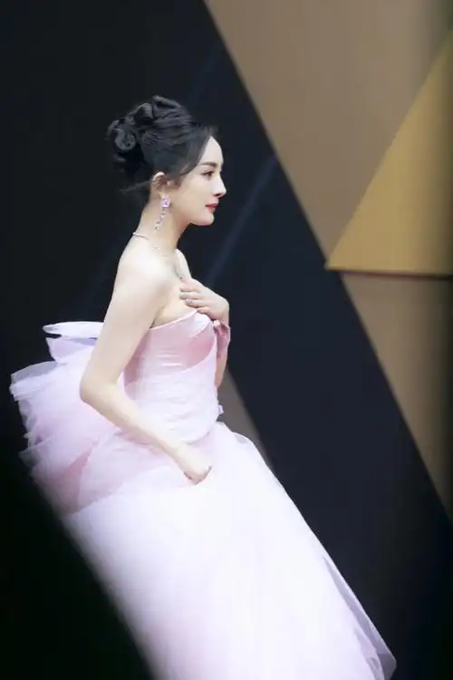 杨幂斛珠夫人#想不到我也有2020年星光大赏的红毯图吧,美女说1万挝