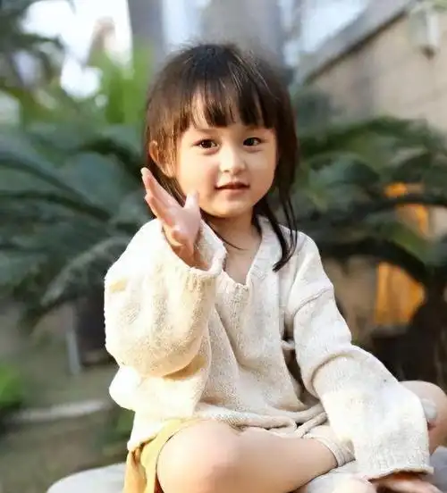 2岁出道年入百万,因美貌被"禁止整容"的刘楚恬,如今长成啥样
