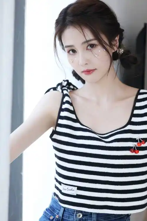 白鹿分享室内清新写真穿吊带扎双丸子头清纯灵动