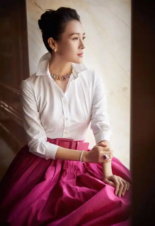 章子怡晒出最新写真,身穿多彩抹胸长裙,秀鹌鹑蛋大的绿宝石戒指_粉红