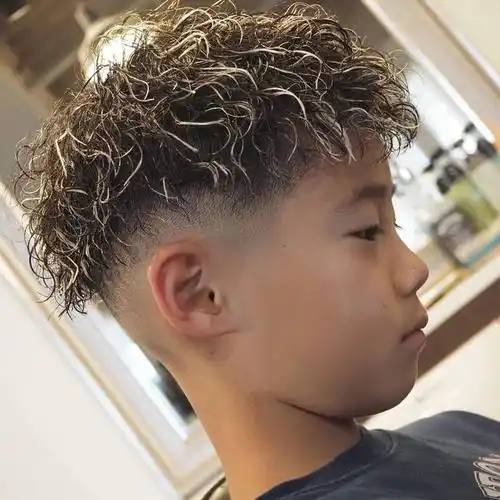 2024夏季小男孩发型来了,两侧铲短很百变,剪完真帅气