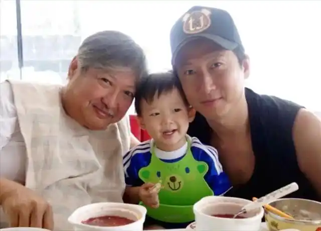 年迈的洪金宝对孙子百般宠爱,他的儿子洪天明直言万般滋味在心头